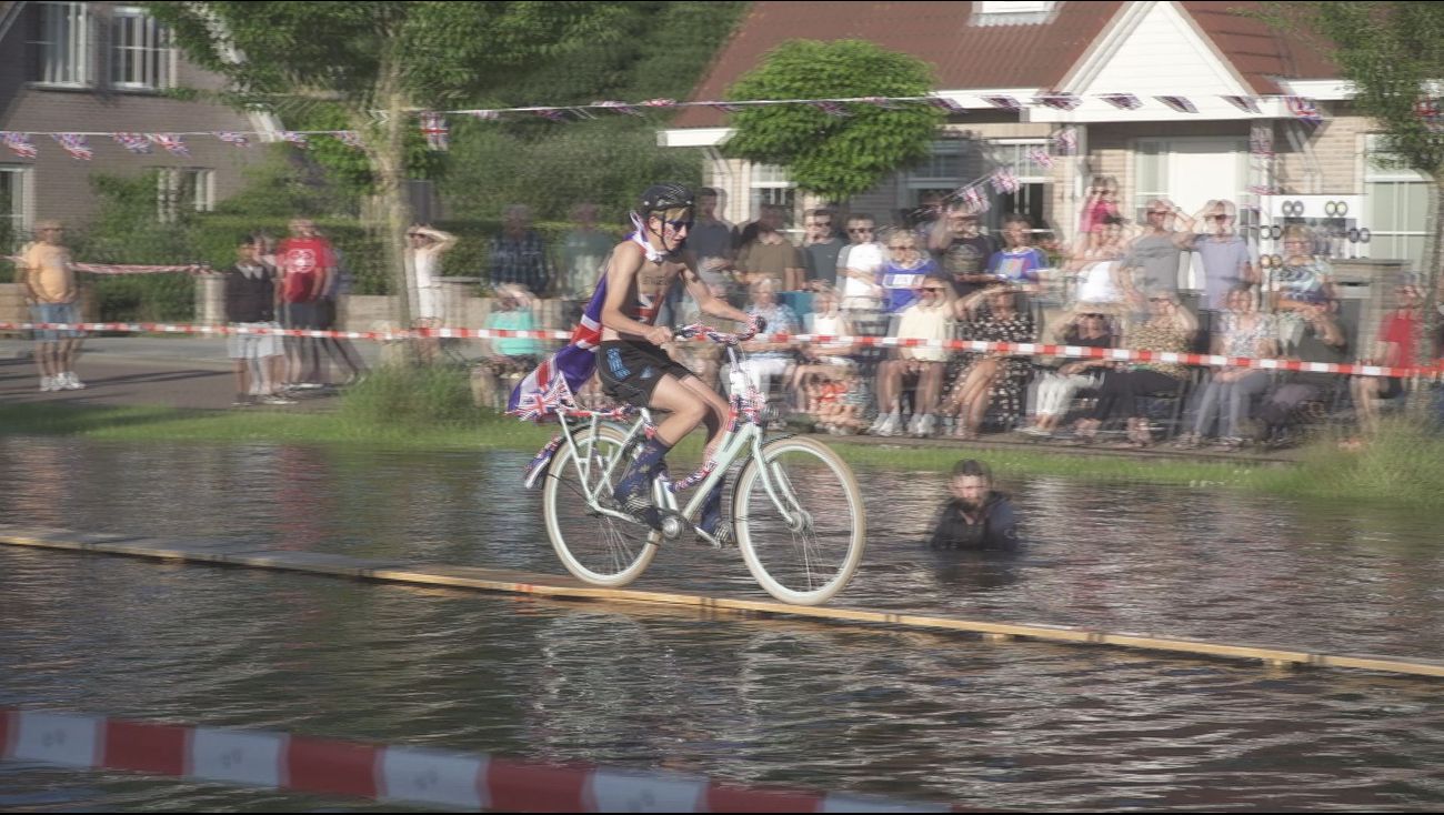 Nieuws - Fietswedstrijd op smalle plank markeert jubileumfeest in Luttelgeest