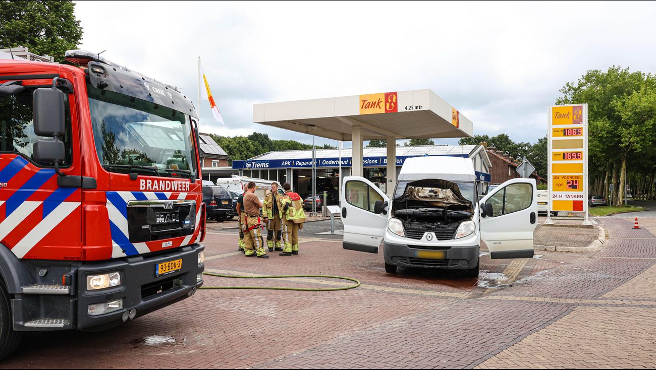 Nieuws - Bestelbus bij tankstation in Creil vliegt in brand