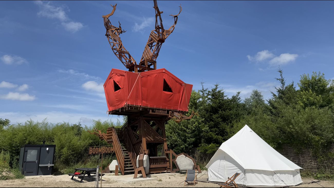 Deze boomhut heeft een festivalverleden