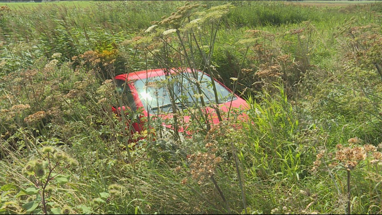 Auto in de sloot langs de Gooiseweg in Zeewolde