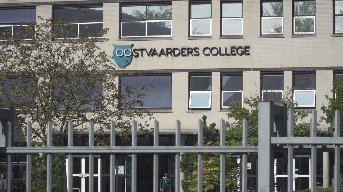 Petitie tegen huisvesting islamitische school in pand Oostvaarders College aangeboden aan raad