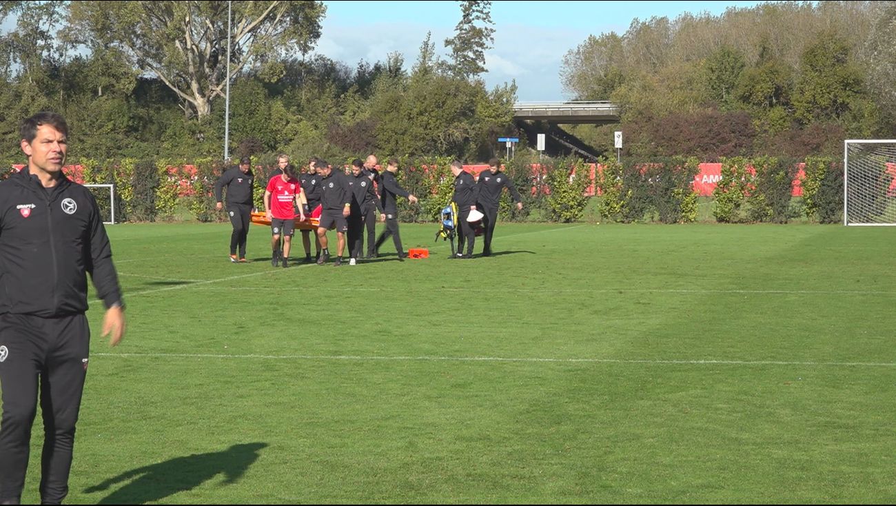 Sport - Aanvaller Almere City geblesseerd: 'Misschien wel meest heftige blessure die ik ooit zag'