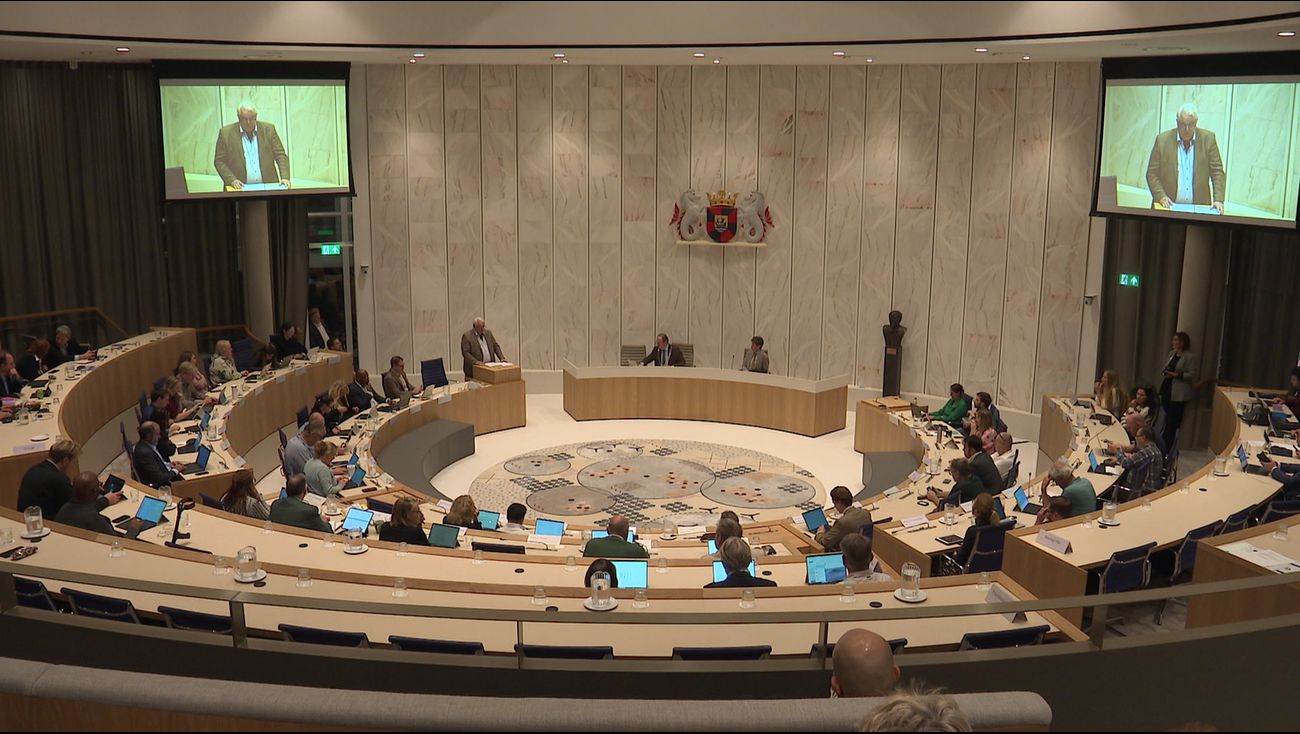 Nieuws - Almeerse partijen verdeeld over begroting 2026: zorgen over tekorten en steun van Rijk