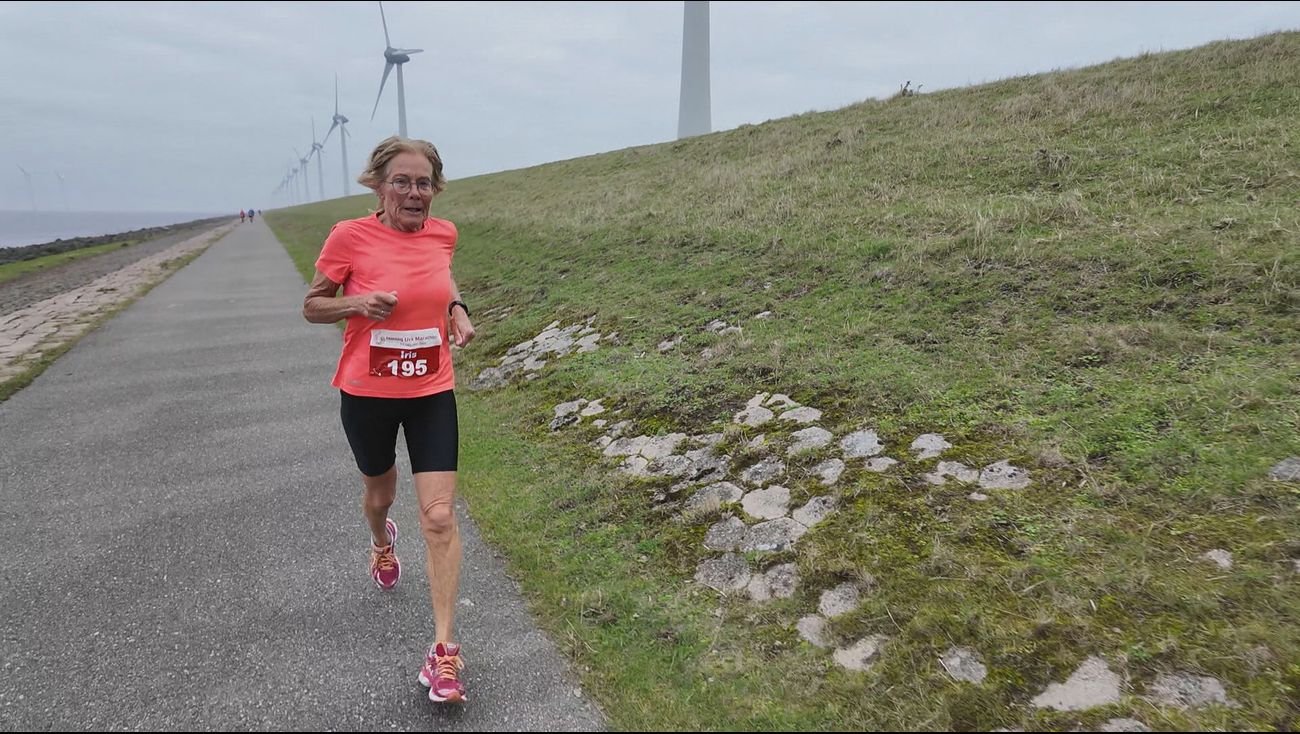 Sport - Marietje Bolle (73) ziet de eerste Urk Marathon als cadeautje