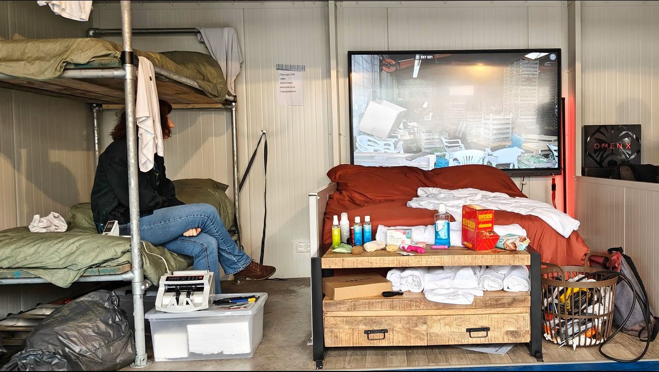 Nieuws - Container op Stadhuisplein confronteert Almeerders met realiteit van uitbuiting