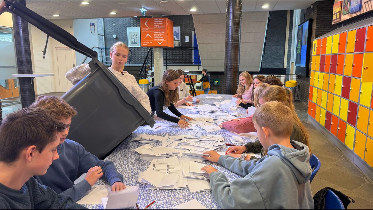 Nieuws - Wie wint er op het Emelwerda College? Scholieren houden hun eigen verkiezingen