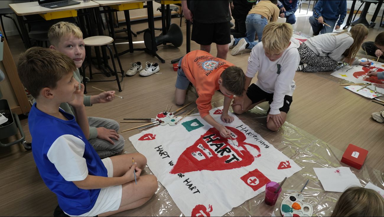 Nieuws - Na hartstilstand bij vader loopt Espelse schoolklas Sint Maarten voor de Hartstichting