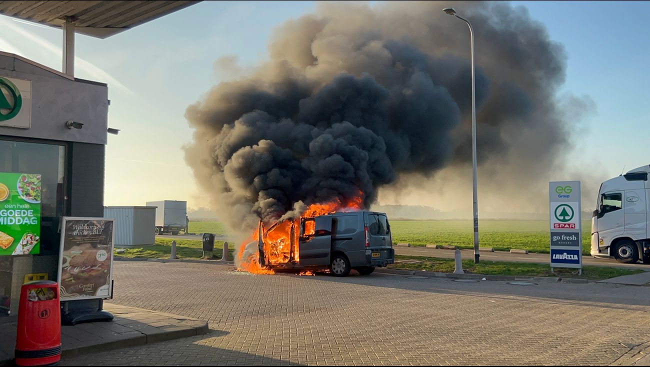 Nieuws - Bestelbus gaat in vlammen op bij tankstation Han Stijkel langs A6
