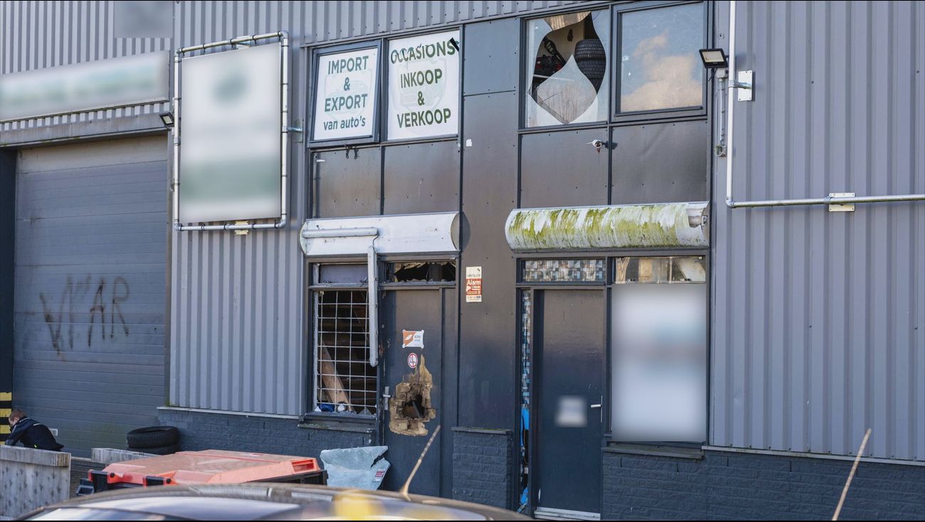 Nieuws - Explosie bij autobedrijf aan Markerkant