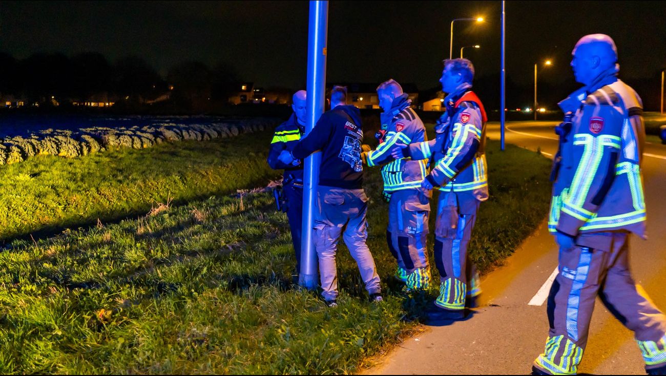Nieuws - Politie ketent man vast aan lantaarnpaal