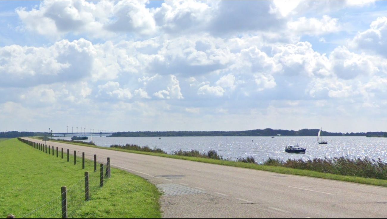 Nieuws - Deel Gooimeerdijk-Oost bij Almere te glad voor auto's: vijf maanden snelheidsbeperking