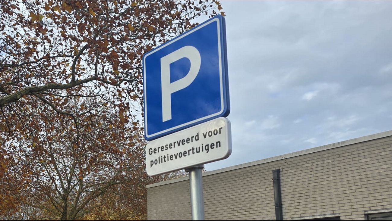 Nieuws - Politie behoudt vijf vaste parkeerplekken op Harmen Visserplein in Emmeloord