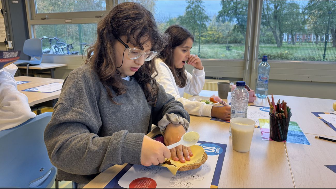Nieuws - Nieuwkomersleerlingen Lelystad ontbijten samen tijdens Nationaal Schoolontbijt