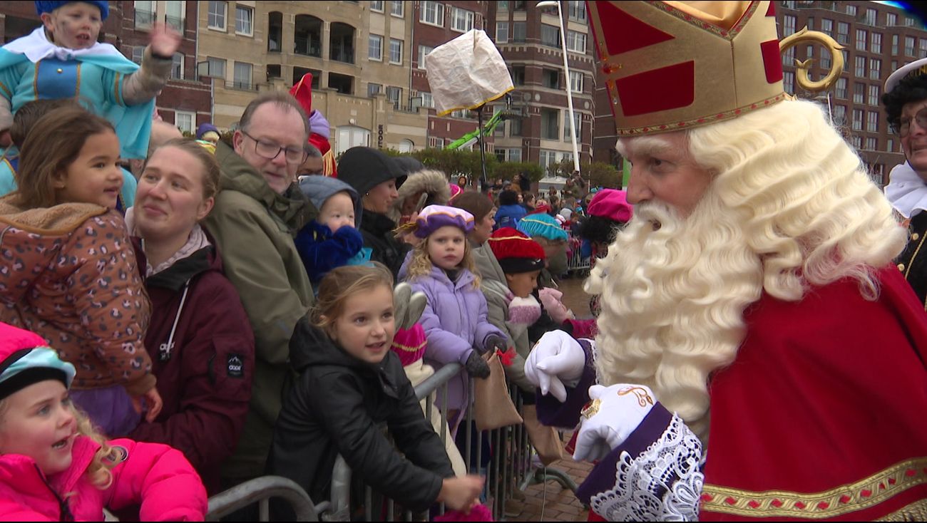 Nieuws - Sint wordt bij Bataviahaven warm onthaald tijdens regenachtige intocht