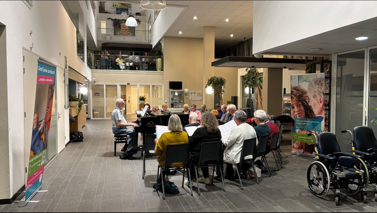 Nieuws - Zorgcentrum mist eigen koor, maar Lelystadse zanggroep vult het gat met warmte