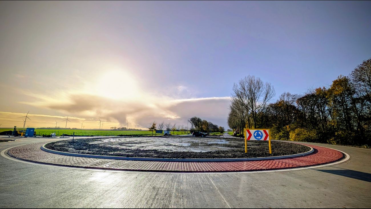 Nieuws - Regen vertraagt opening rotonde Biddingringweg bij Dronten