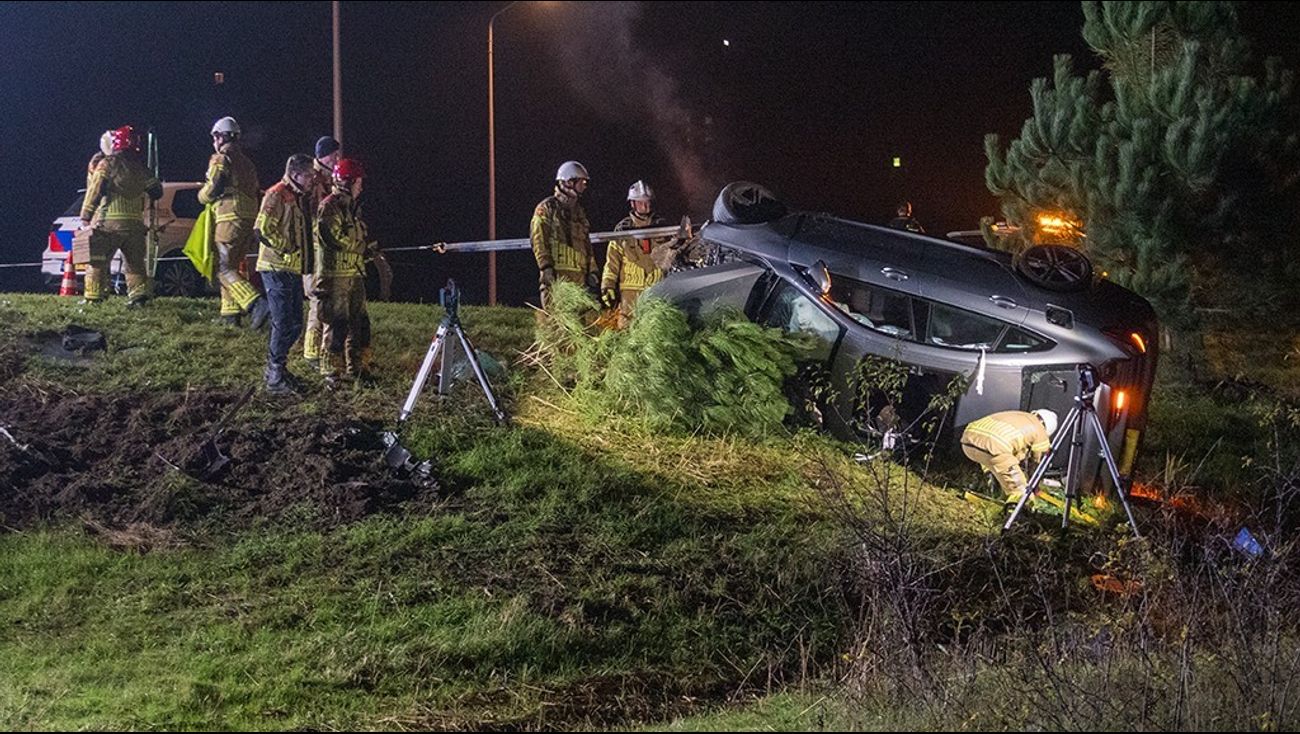 Nieuws - Auto rijdt van talud in Almere Poort, bestuurder in ziekenhuis overleden