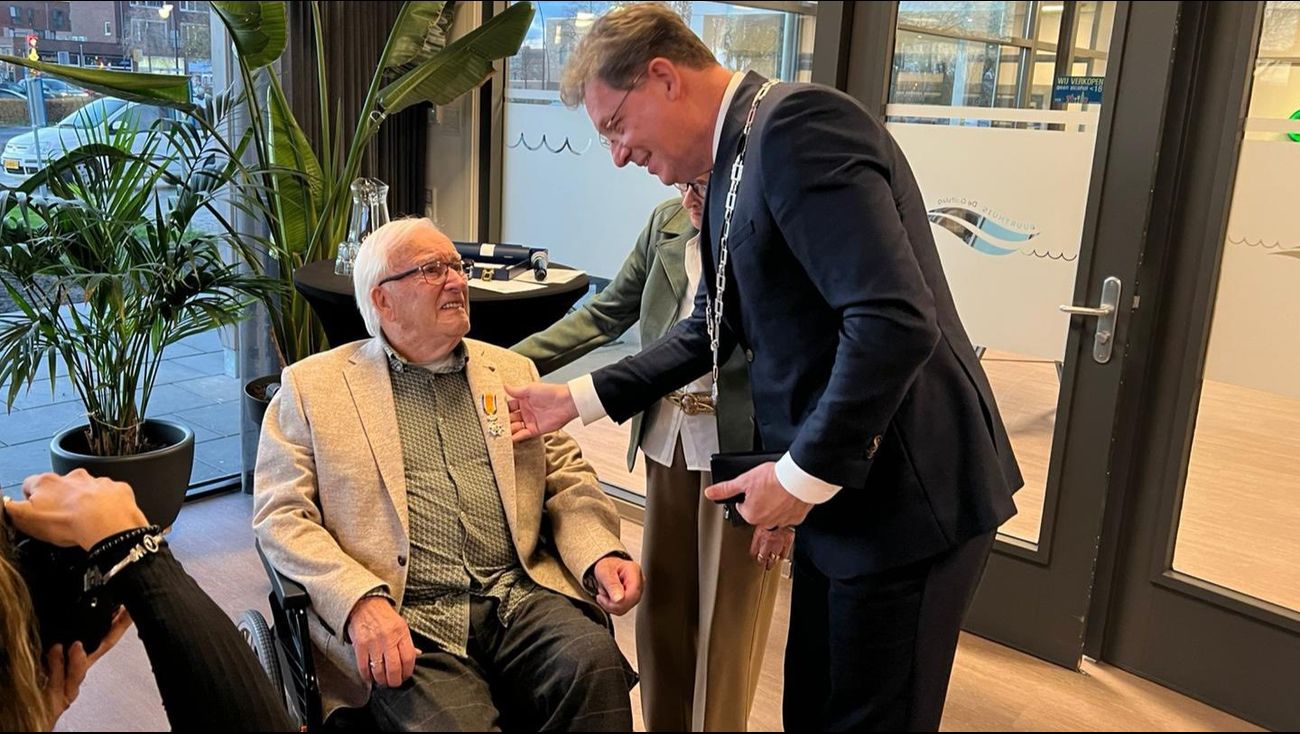 Nieuws - Lintje voor 89-jarige Emmeloorder die 65 jaar het orgel bespeelde