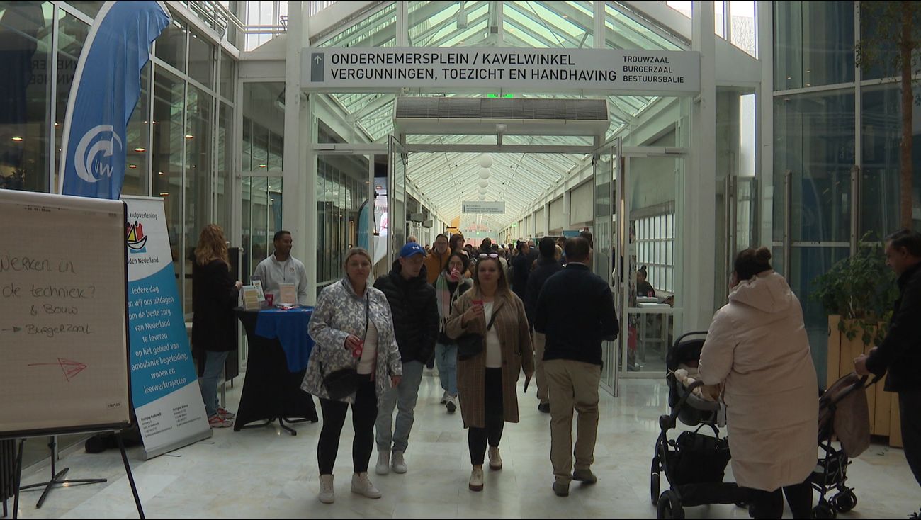 Nieuws - Banenmarkt in stadhuis Almere groot succes: 'We willen dit elk jaar doen'