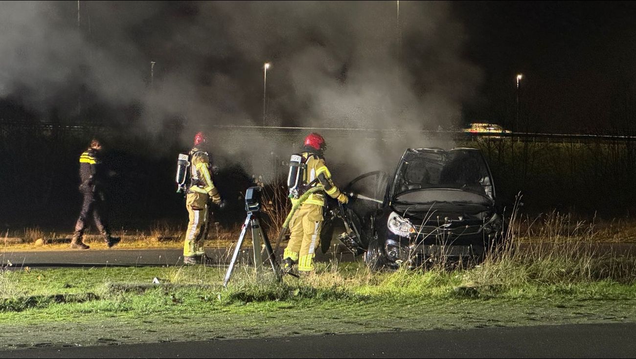 Nieuws - Politie onderzoekt brand in auto die bij Zilverstrand in Almere Poort geparkeerd stond
