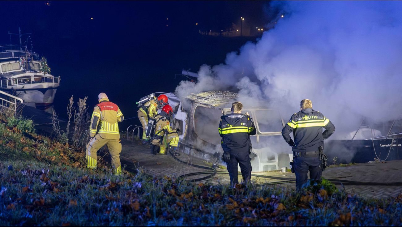 Nieuws - Boot uitgebrand in haventje van Meridiaanpark in Almere Buiten