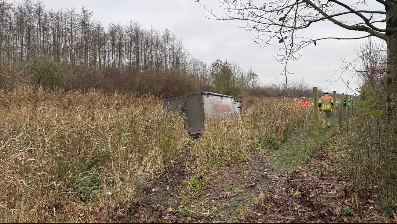 Nieuws - Vrachtwagen in de berm bij de Gooiseweg, chauffeur bekneld