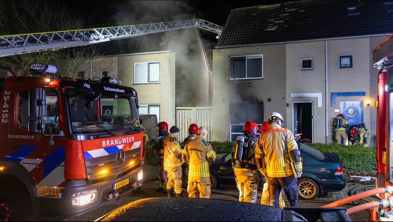 Nieuws - Zwaargewonde na explosie bij huis in Almere