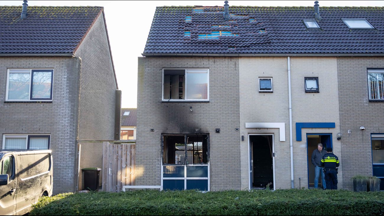 Nieuws - Man van 49 zwaargewond na explosie en brand in Almere, politie gaat uit van opzet