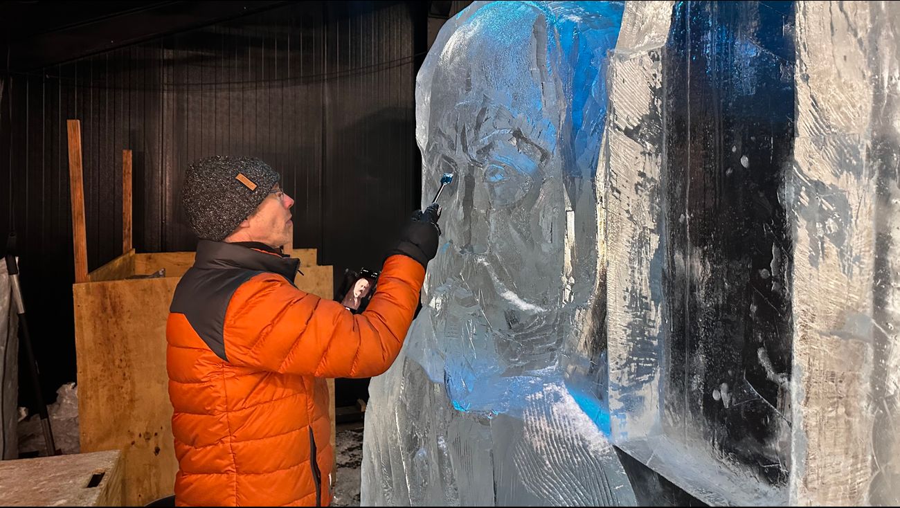 Met kettingzagen en slijpers gaan kunstenaars duizenden kilo's ijs te lijf voor het IJsbeelden festi