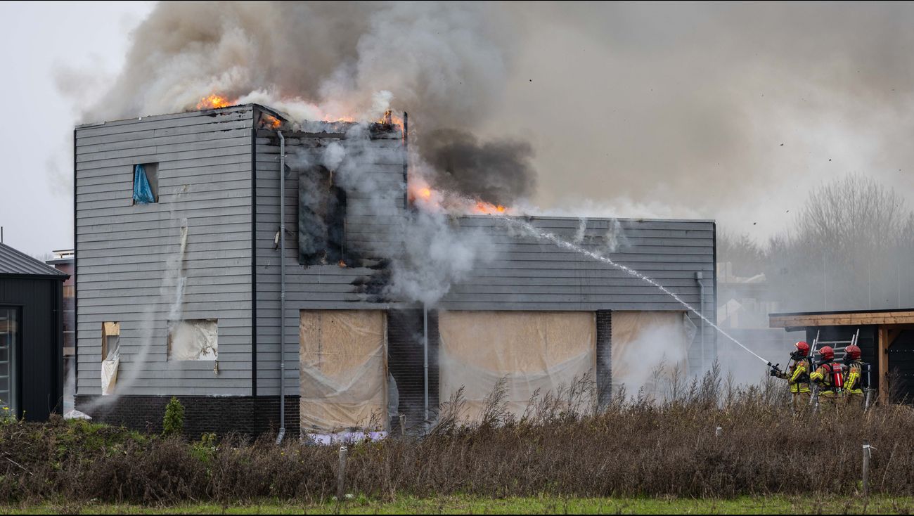 Nieuws - Flinke brand bij woning in aanbouw in Oosterwold