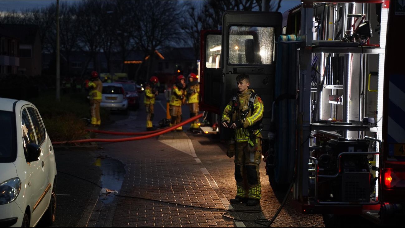 Gemist - Twee woningen onbewoonbaar na brand Urk
