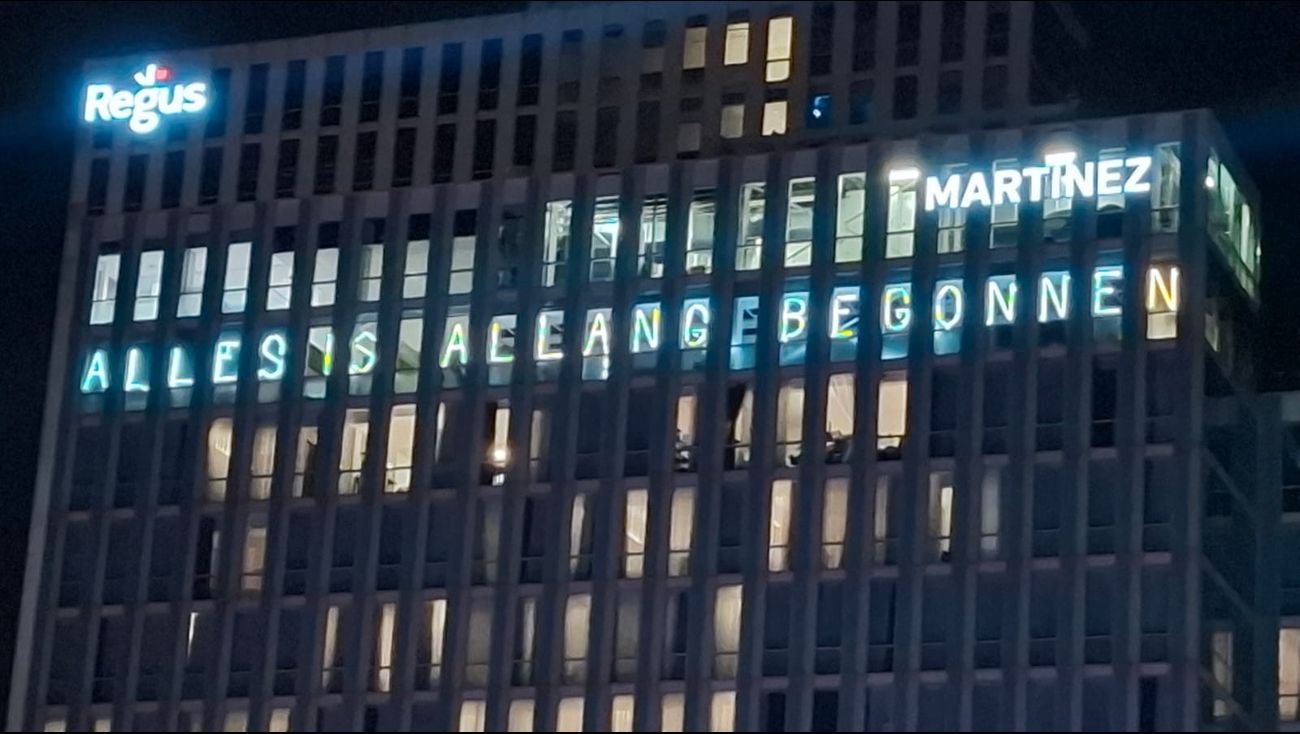 Nieuws - Mysterieuze tekst op kantoorgebouw roept vragen op bij voorbijgangers