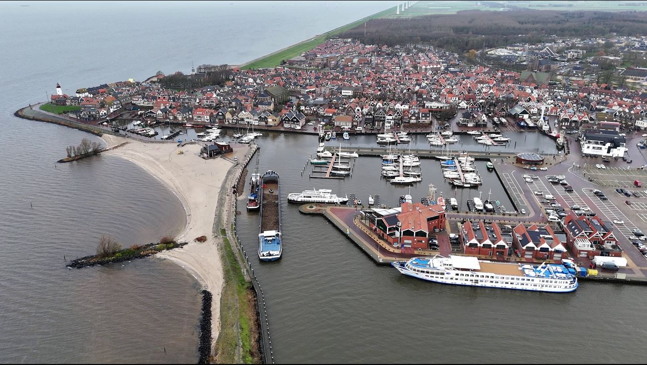 Nieuws - Havenkades Urk versterkt met stenen om instorting te voorkomen: hoe reëel is het gevaar?