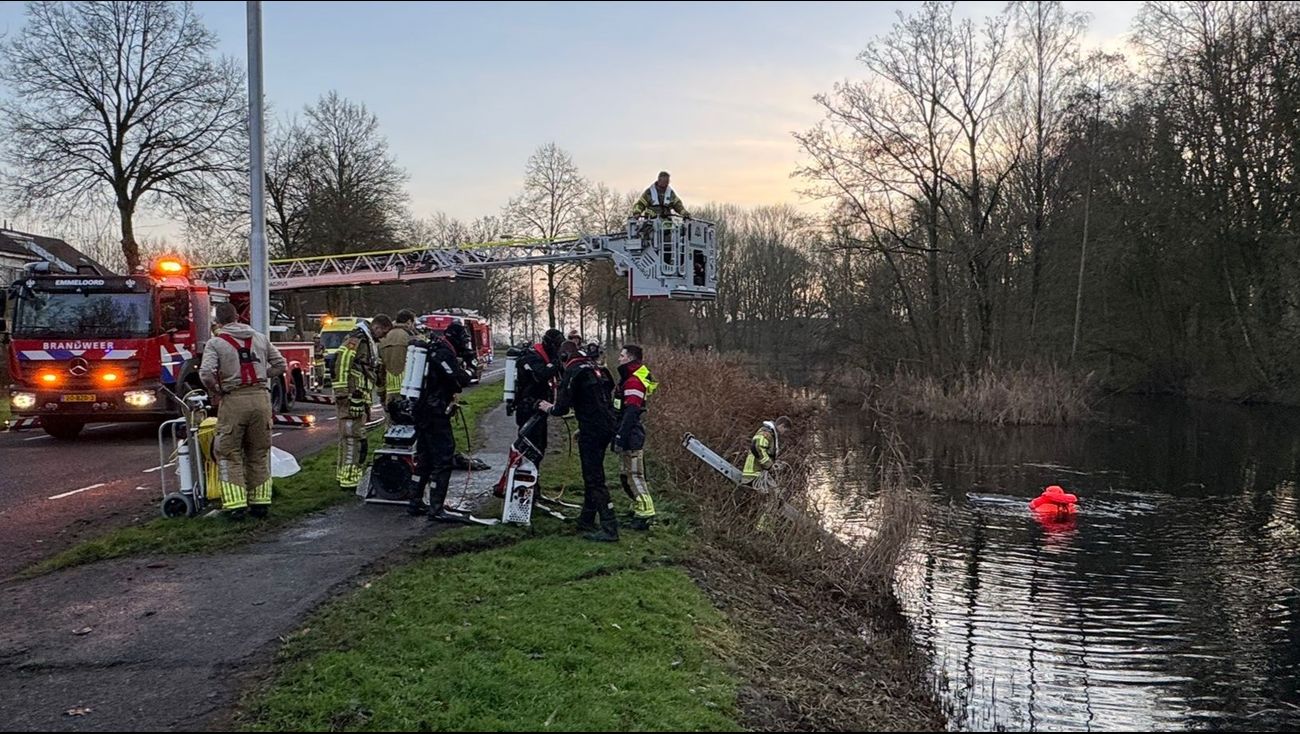Nieuws - Auto te water in Emmeloord, duikers zoeken naar mogelijke slachtoffers