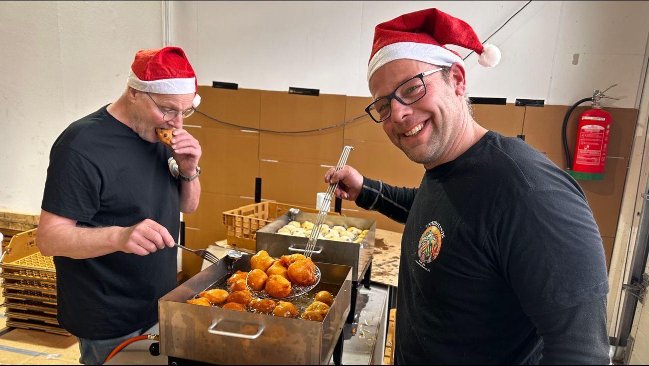 Nieuws - Oliebollen bakken voor ouderen in Emmeloord en Urk