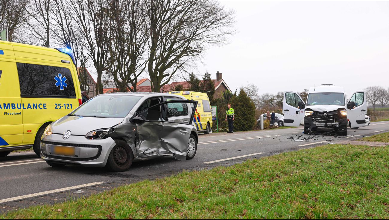 Nieuws - Busje ramt auto op Urkerweg, inzittenden komen met schrik vrij