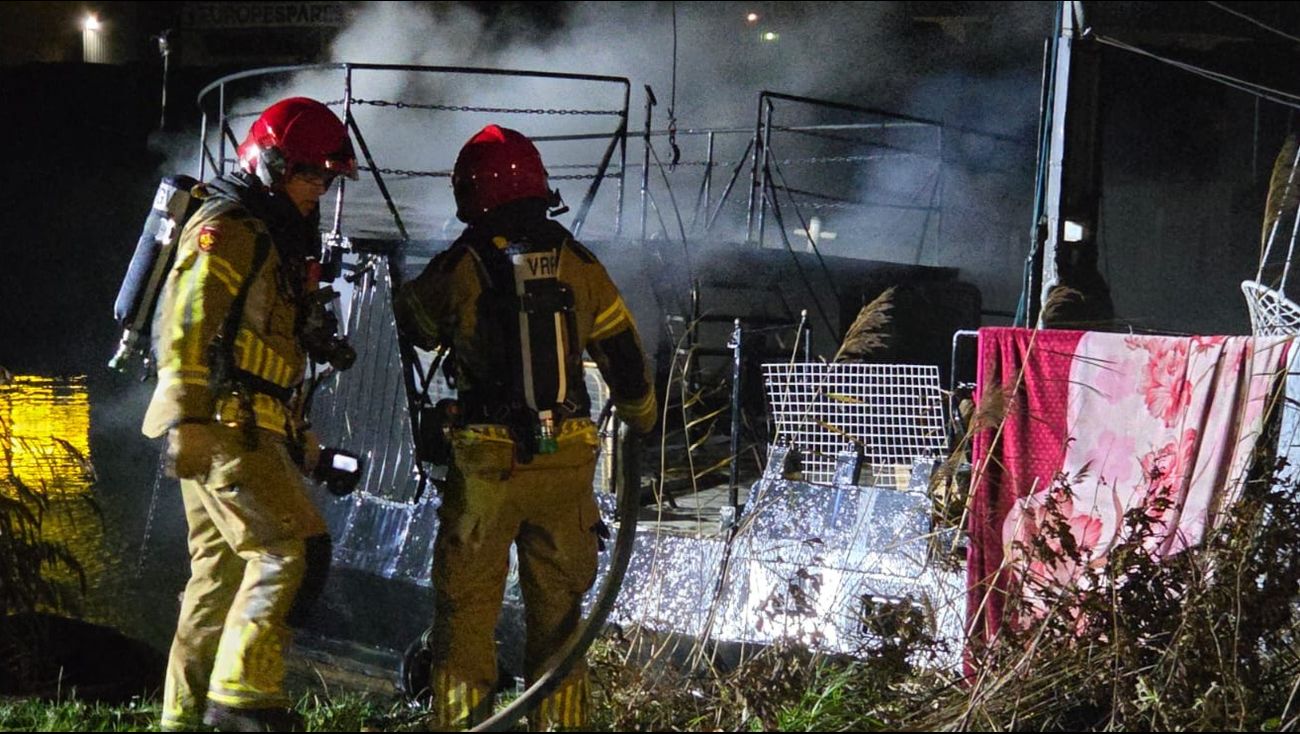 Nieuws - Brandweer uren bezig met blussen brandende boot
