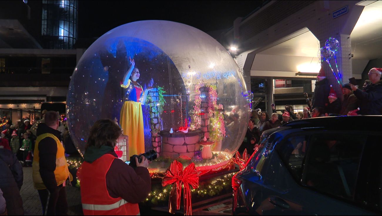 Nieuws - Lichtjesparade dit jaar anders dan anders, maar nog steeds veel toeschouwers