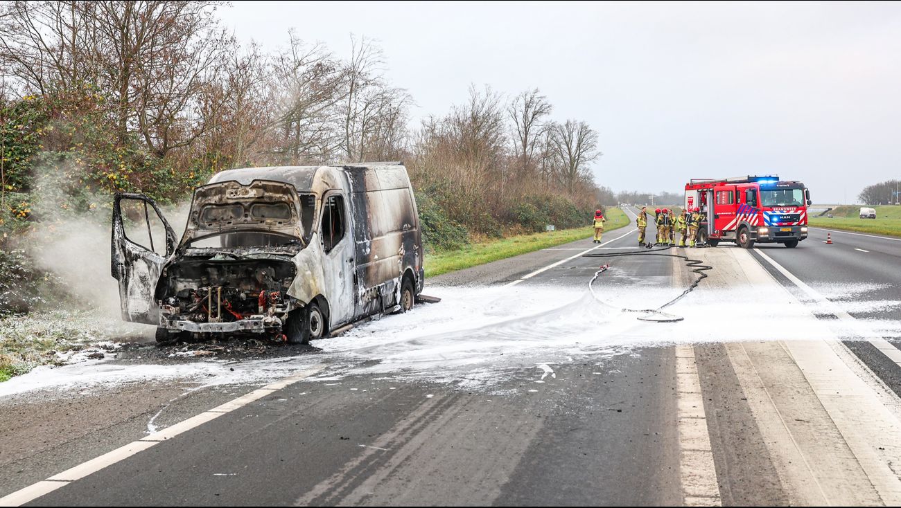 Nieuws - Forse brand legt bestelbus op A6 bij Bant volledig in de as