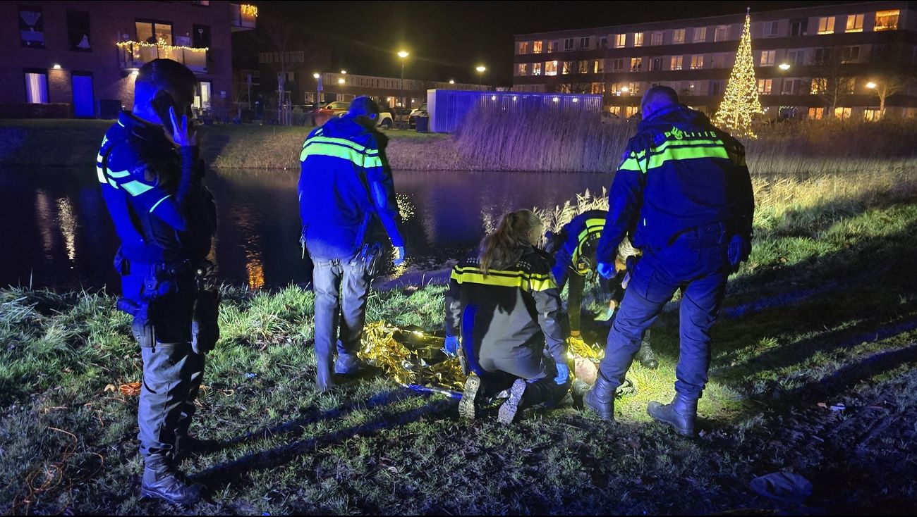 Nieuws - Dronken man neemt onverwachte duik na politiecontrole