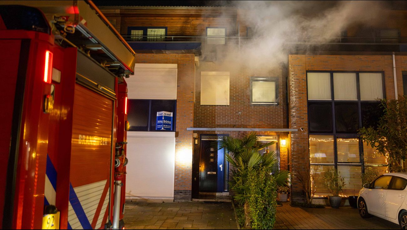 Nieuws - Opnieuw explosie bij woning aan Klimtstraat in Almere, politie onderzoekt verband