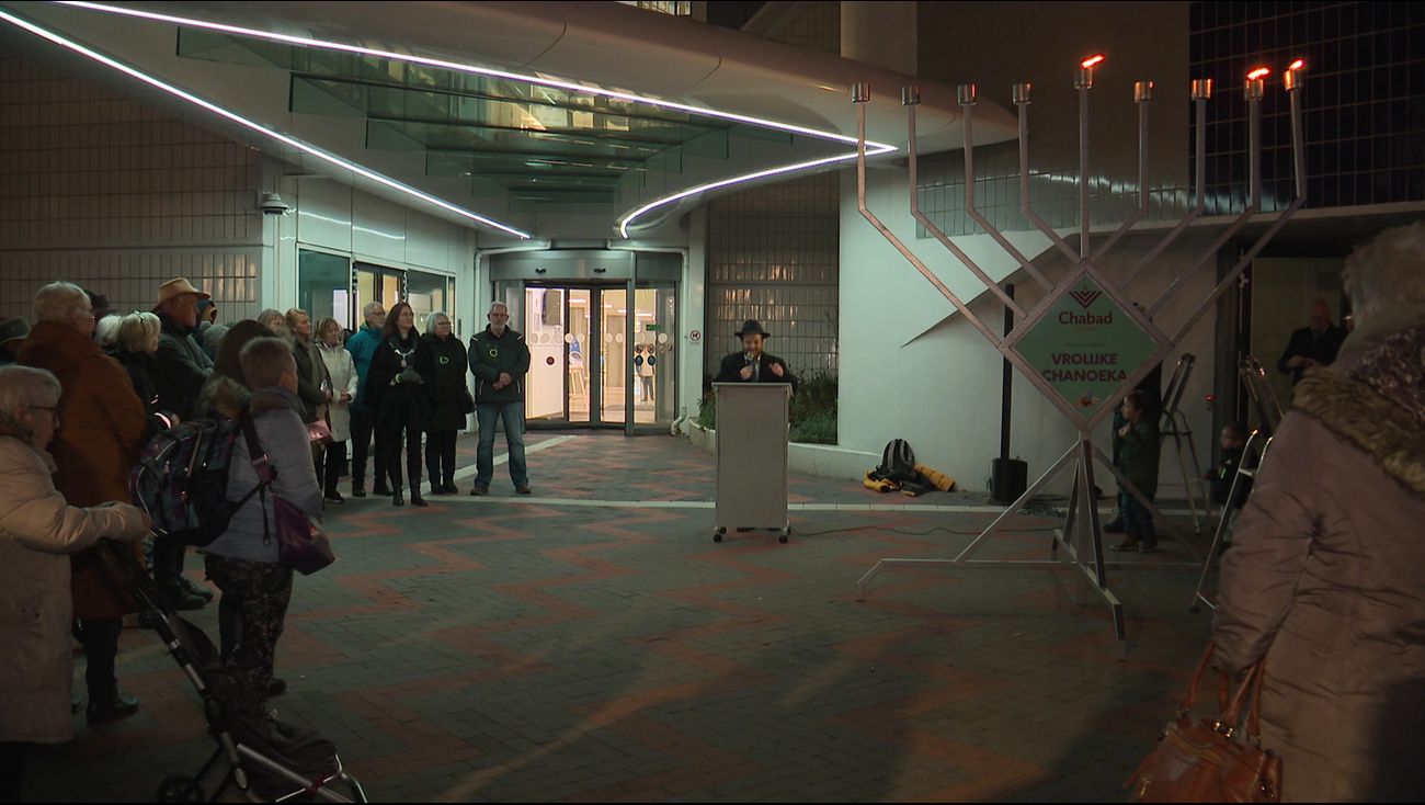 Nieuws - Deelnemers Chanoeka-viering Lelystad staan stil bij aanslag Bondi Beach, Sydney