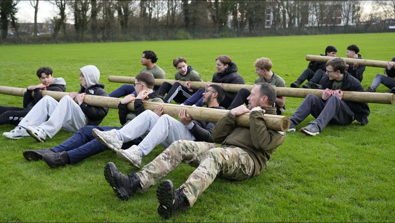 Van bokshandschoenen tot balken tillen: Defensie test weerbaarheid van jongeren in Lelystad