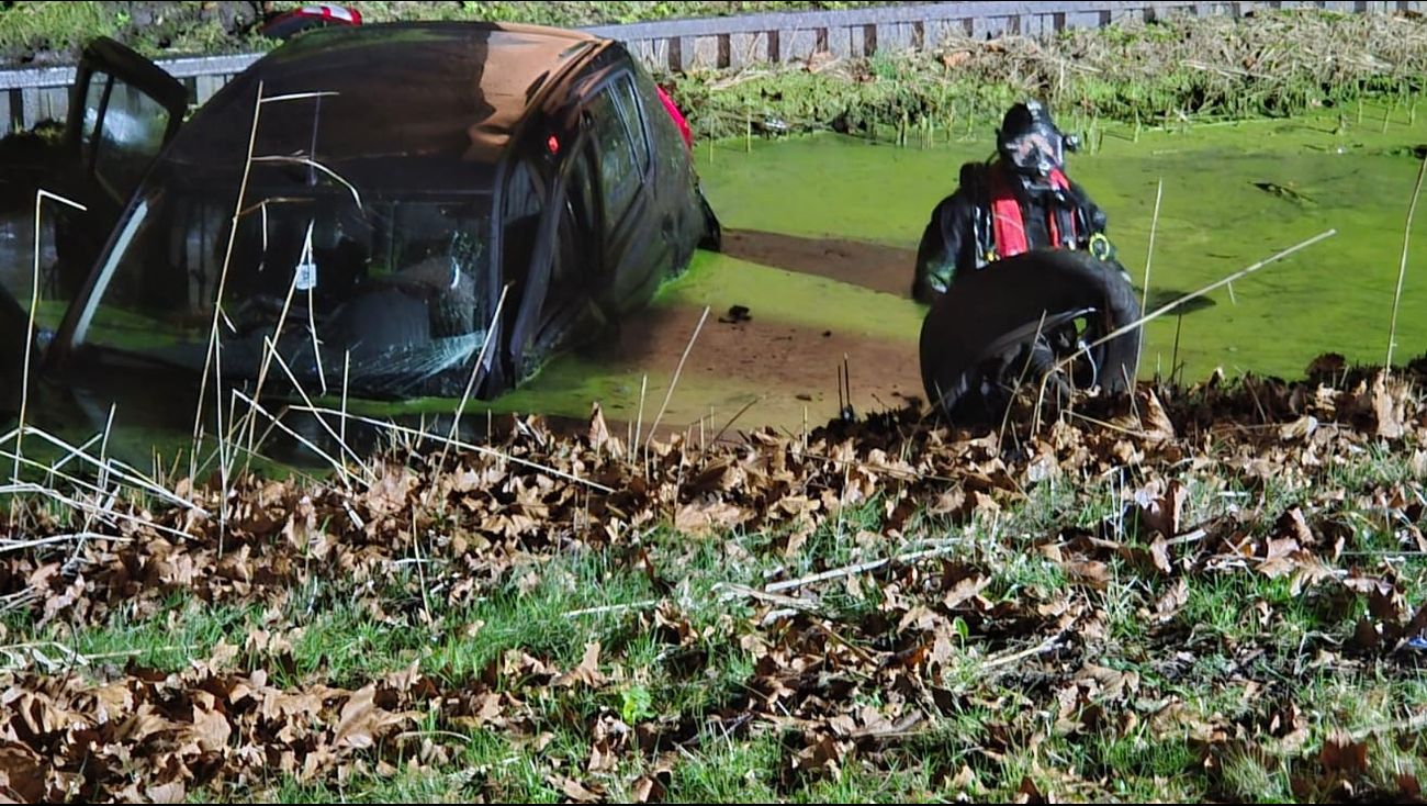 Nieuws - Auto botst tegen boom en beland in water, drie gewonden