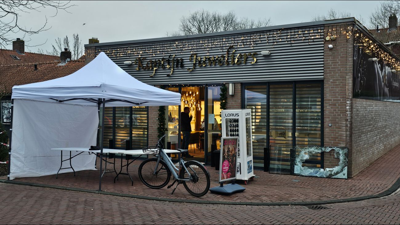 Nieuws - Inbraak bij juwelier, daders halen twee volle vitrines met sieraden leeg