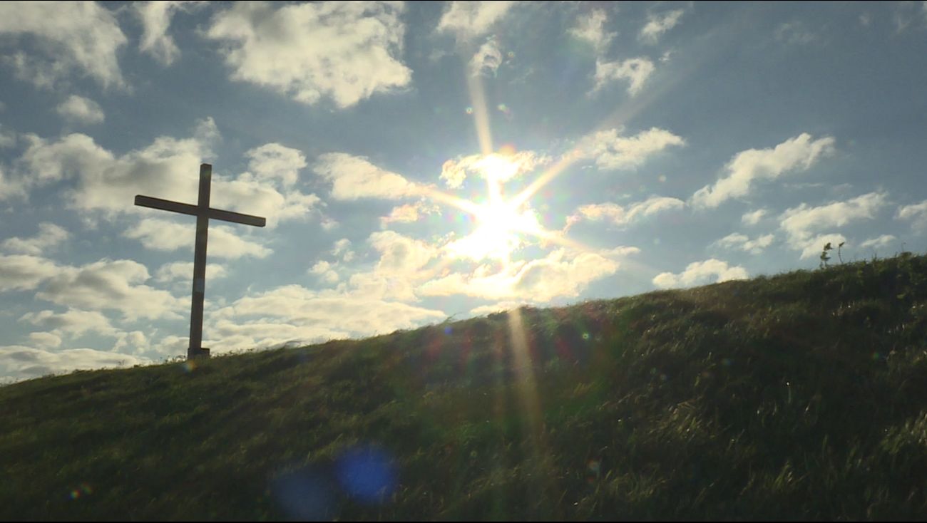 Nieuws - Ludiek 'kunstwerk' op Knardijk: kruis vervangt veelbesproken De Tong
