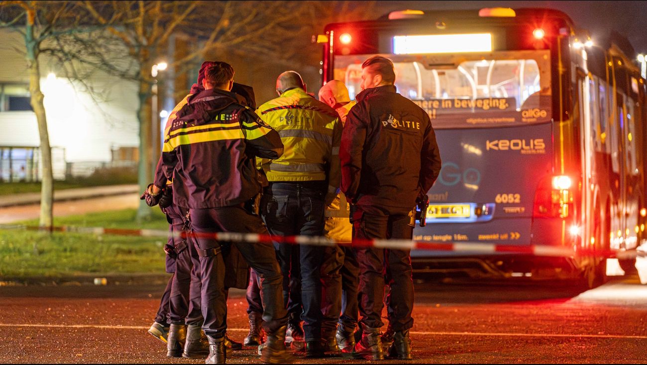 Nieuws - Dode gevonden op busbaan in Literatuurwijk Almere, politie doet onderzoek