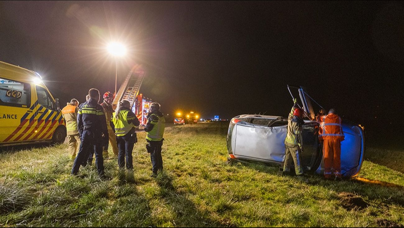 Nieuws - Auto raakt van de weg, inzittende komt met de schrik vrij