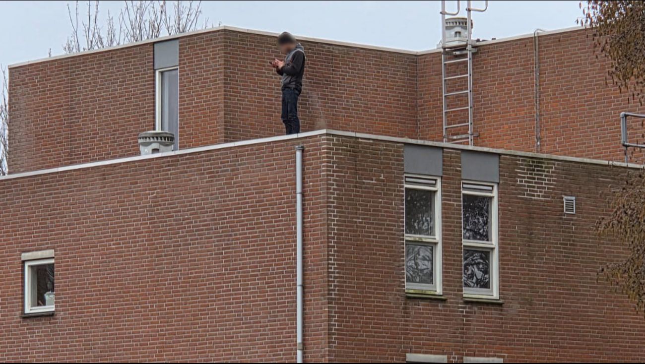 Nieuws - Verwarde man van dak appartementencomplex gepraat door hulpdiensten