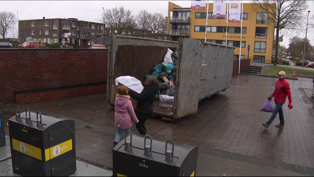 Nieuws - Voor één euro per zak ruimen inwoners Zeewolde vuurwerkafval op